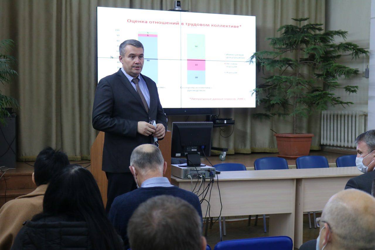 Виталий Денисов провёл выездное планерное совещание с руководителями медицинских организаций 