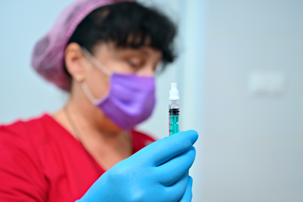 «Прямо в нос»: севастопольцы могут привиться от COVID-19 назальным способом