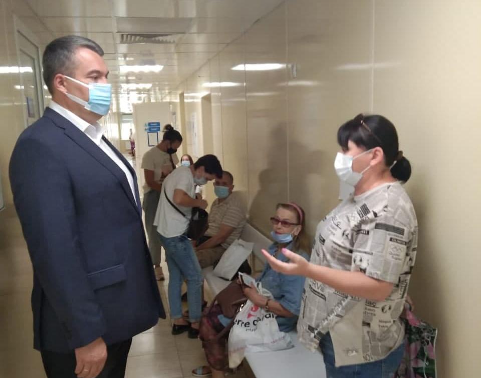 Виталий Денисов провёл административный обход в поликлинике на улице Супруна 