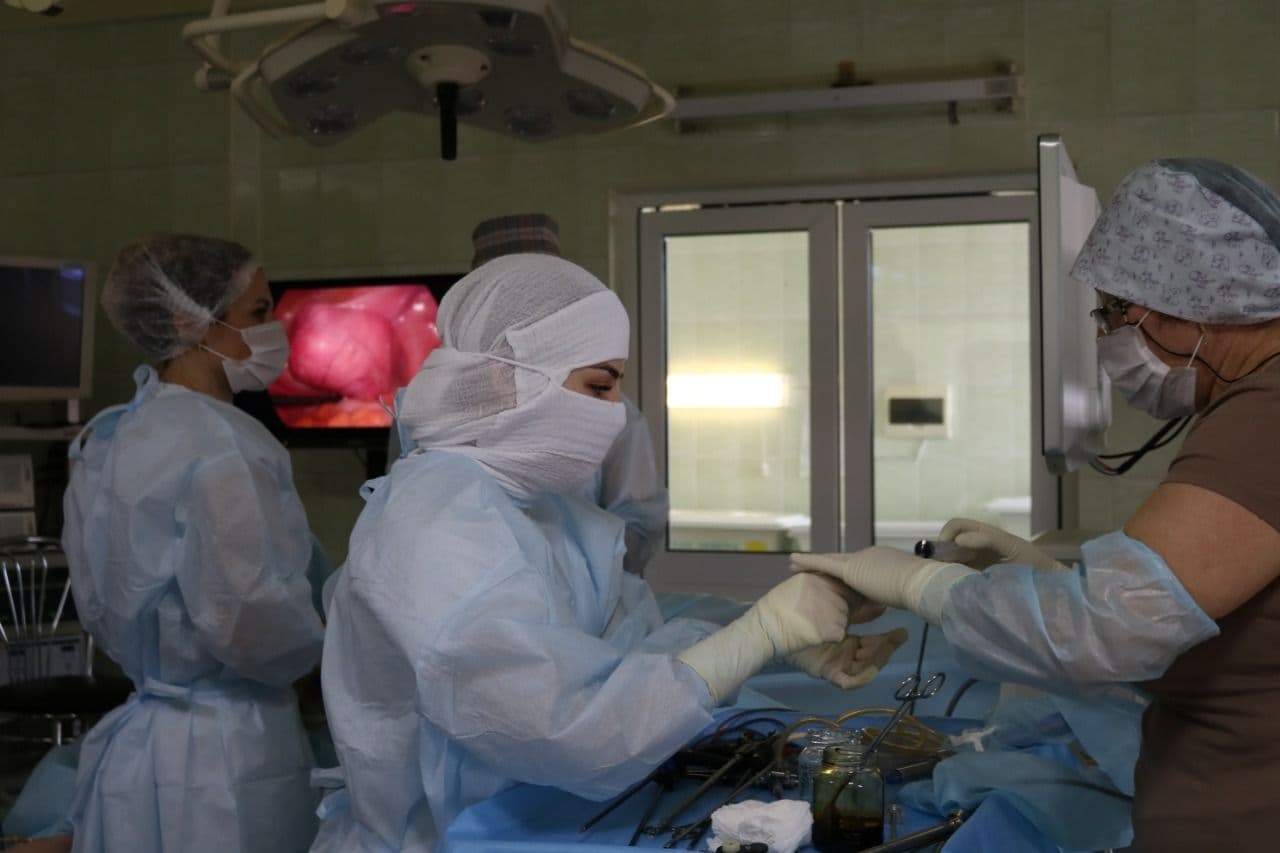 Врачи горбольницы №1 проводят операции на новейшем оборудовании.