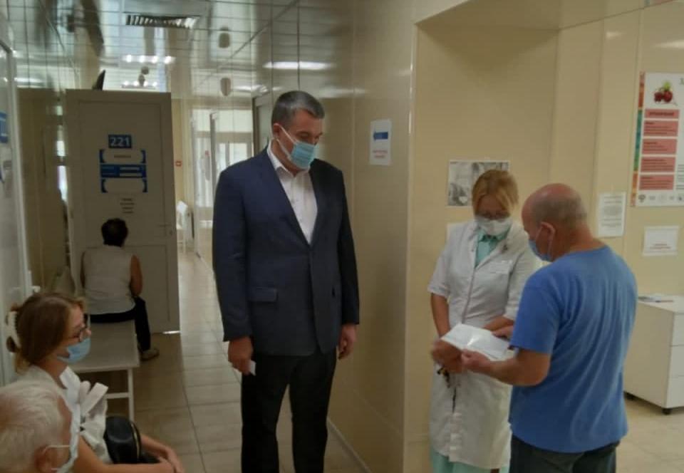 Виталий Денисов провёл административный обход в поликлинике на улице Супруна 