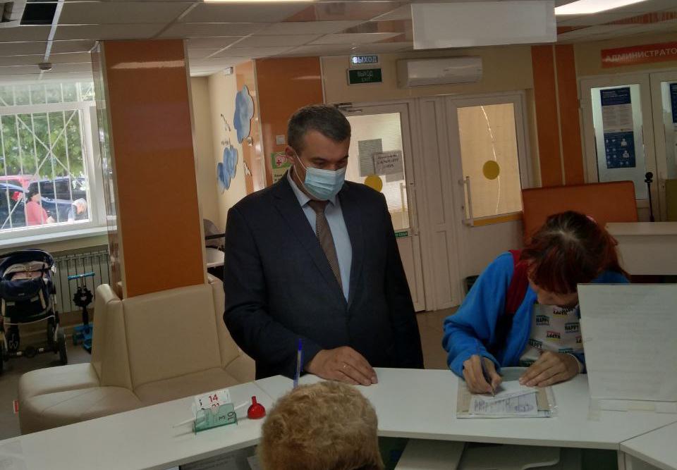 В День защиты детей директор Департамента здравоохранения Виталий Денисов провёл административный обход в детских поликлиниках