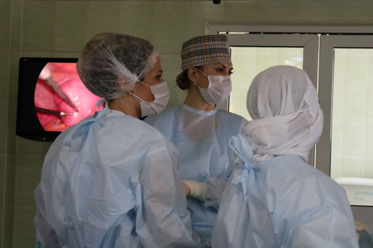 Врачи горбольницы №1 проводят операции на новейшем оборудовании.