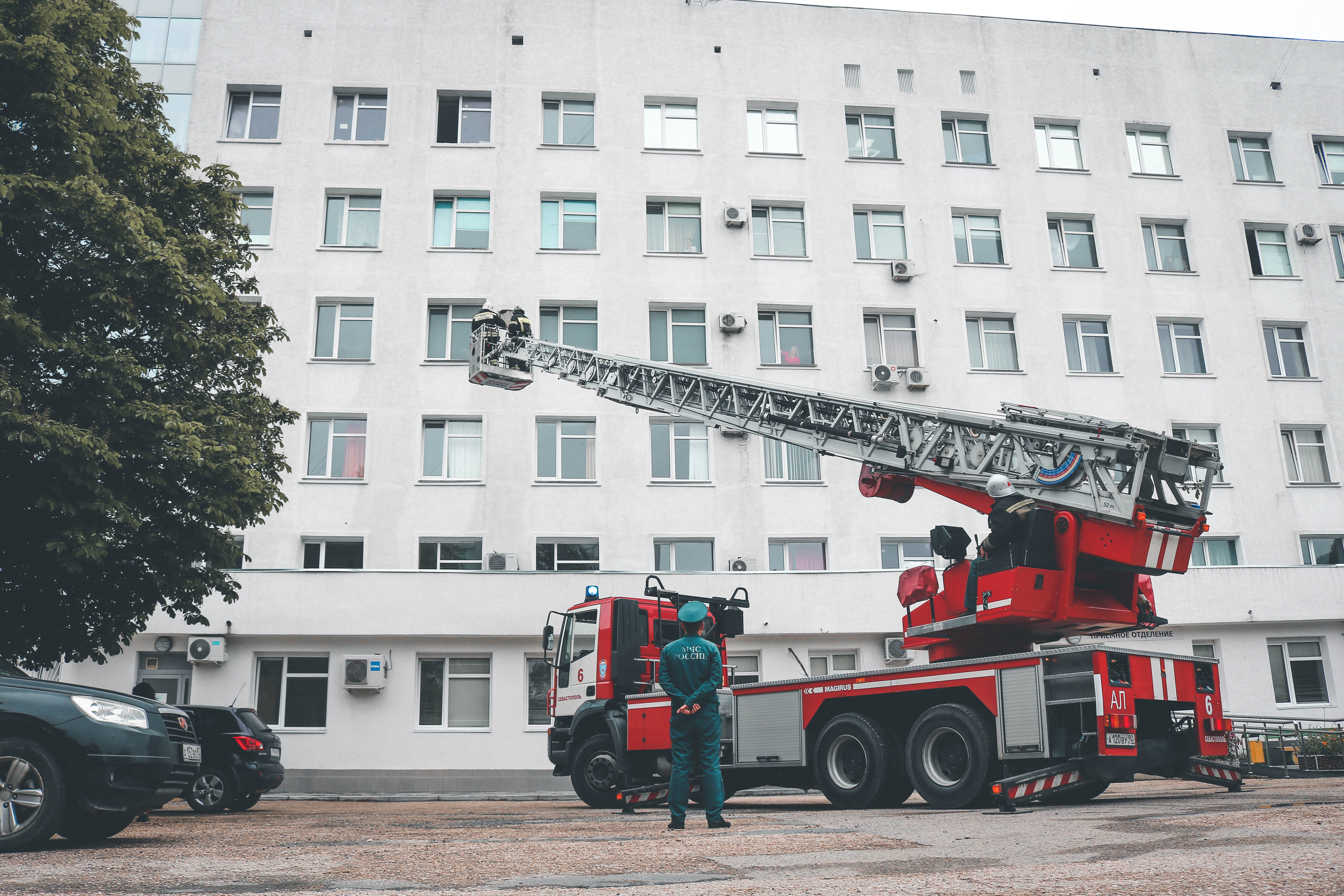 Юных пациентов Городской больницы № 5 в преддверии Всемирного дня защиты детей приехали поздравить сотрудники МЧС