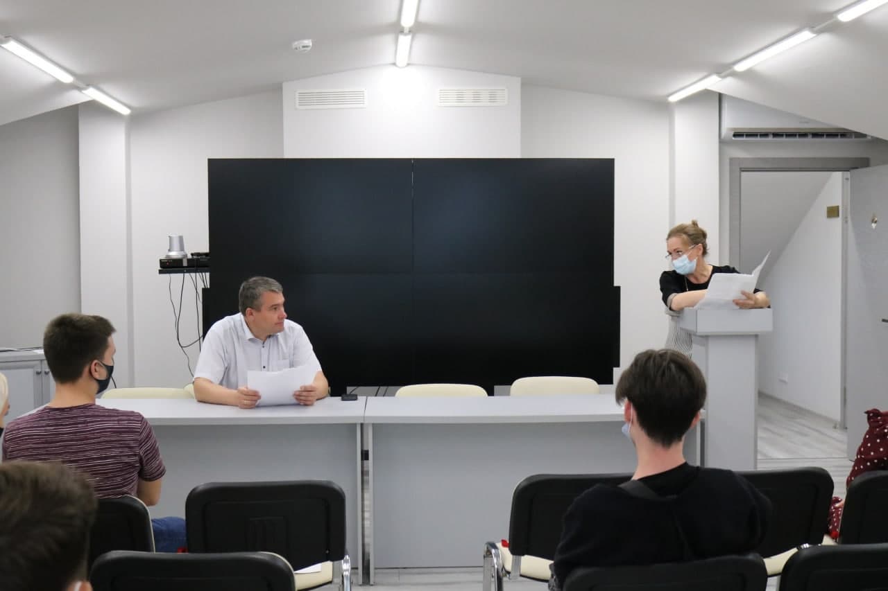 Виталий Денисов и представители молодёжного совета встретились со студентами севастопольского медицинского колледжа