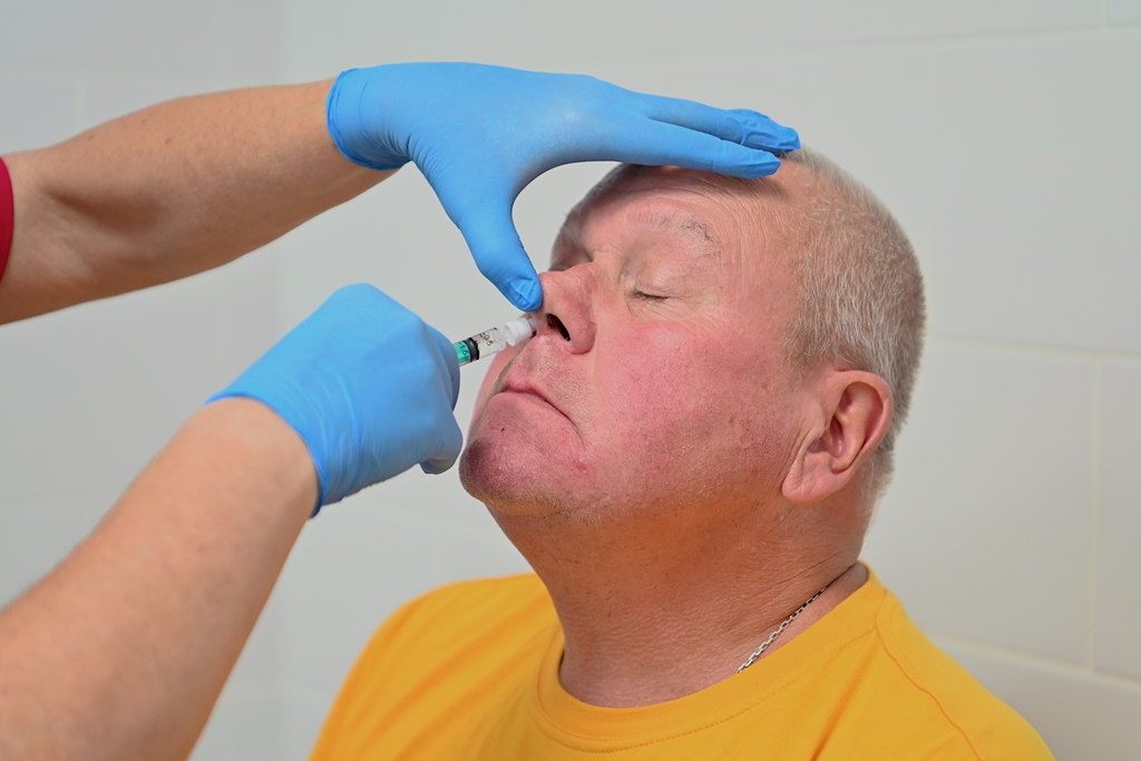 «Прямо в нос»: севастопольцы могут привиться от COVID-19 назальным способом