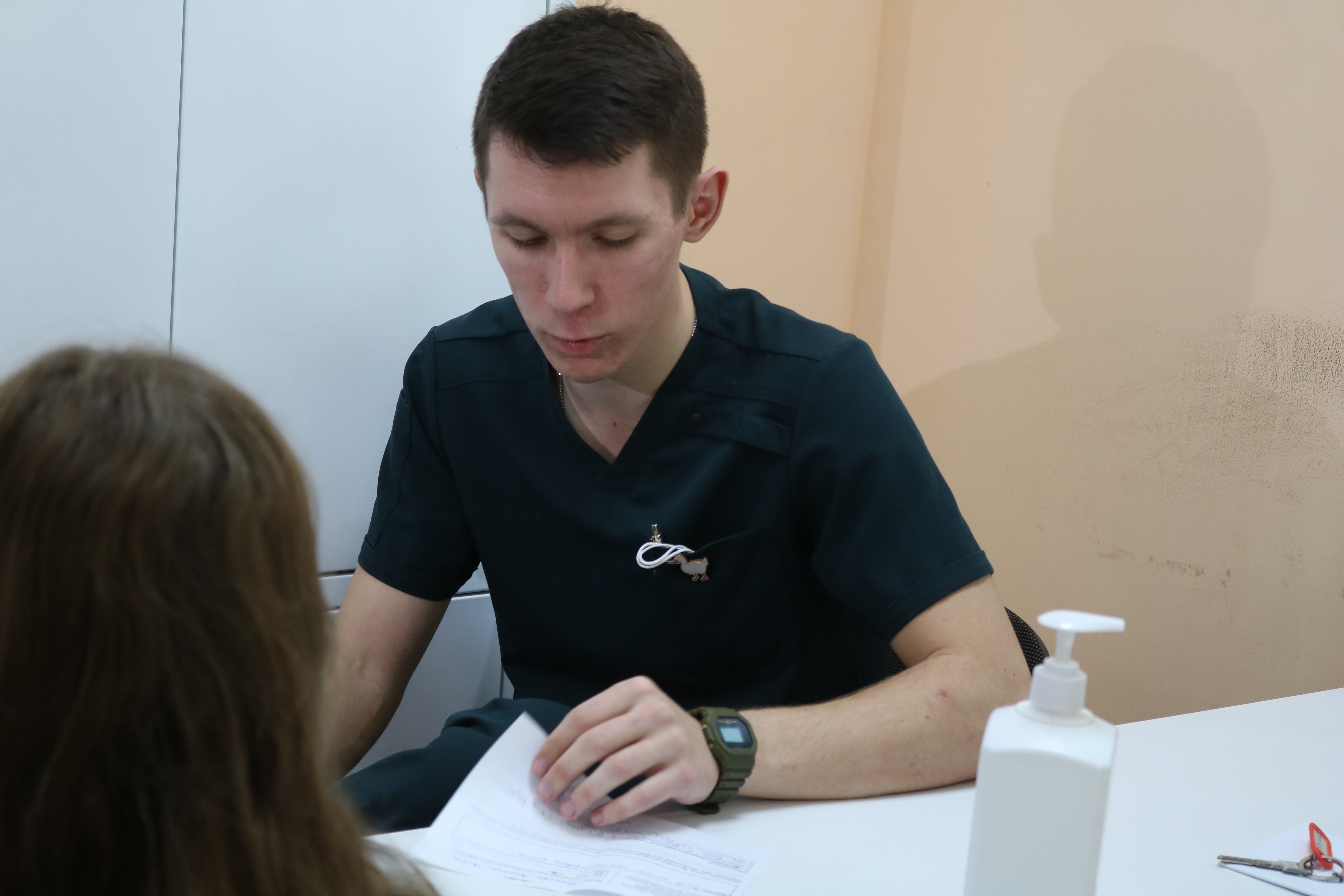 «Мысль стать врачом не покидала меня вплоть до 11 класса»: в детской поликлинике на Северной стороне работает молодой врач-хирург 