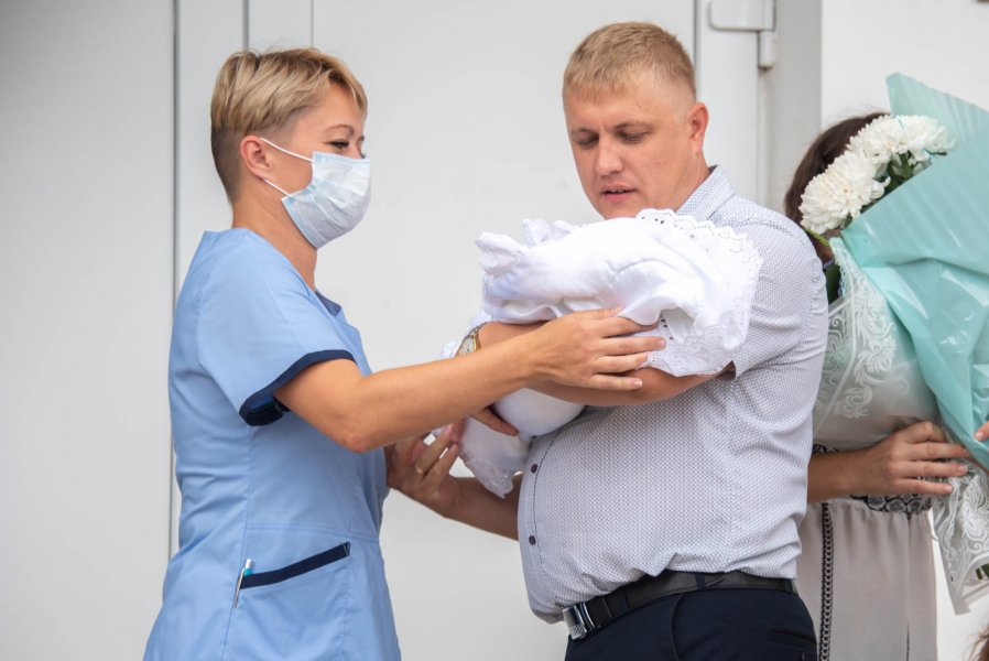 Михаил Развожаев вручил первый подарок для новорожденных Севастопольской семье