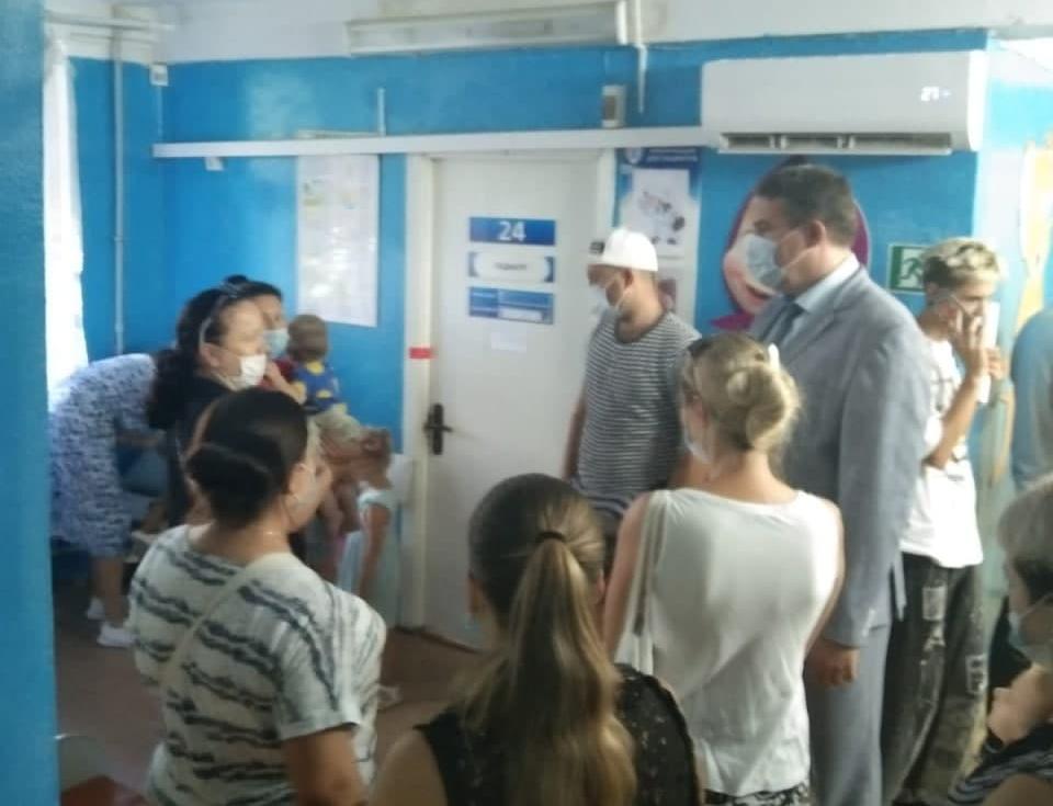 Виталий Денисов провёл административные обходы во взрослой и детской поликлиниках 