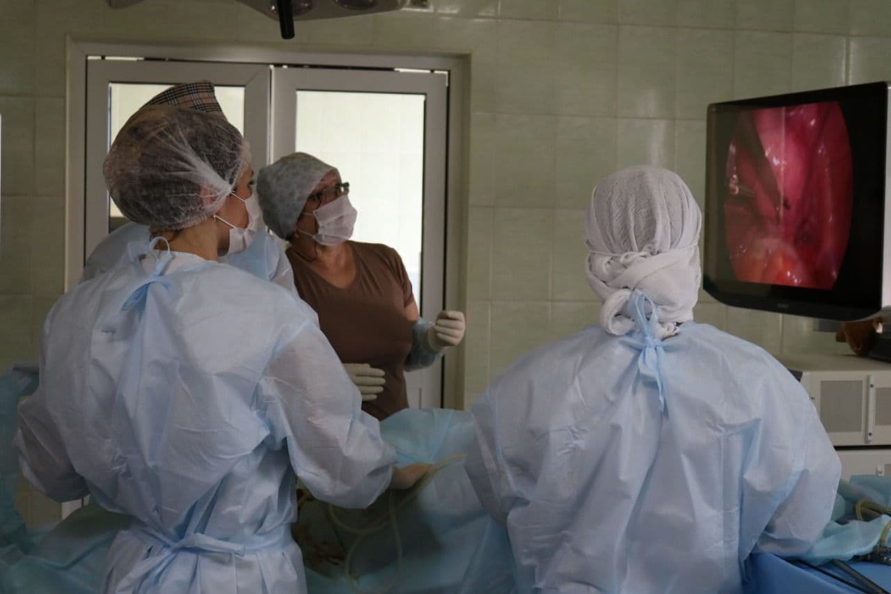 Врачи горбольницы №1 проводят операции на новейшем оборудовании.