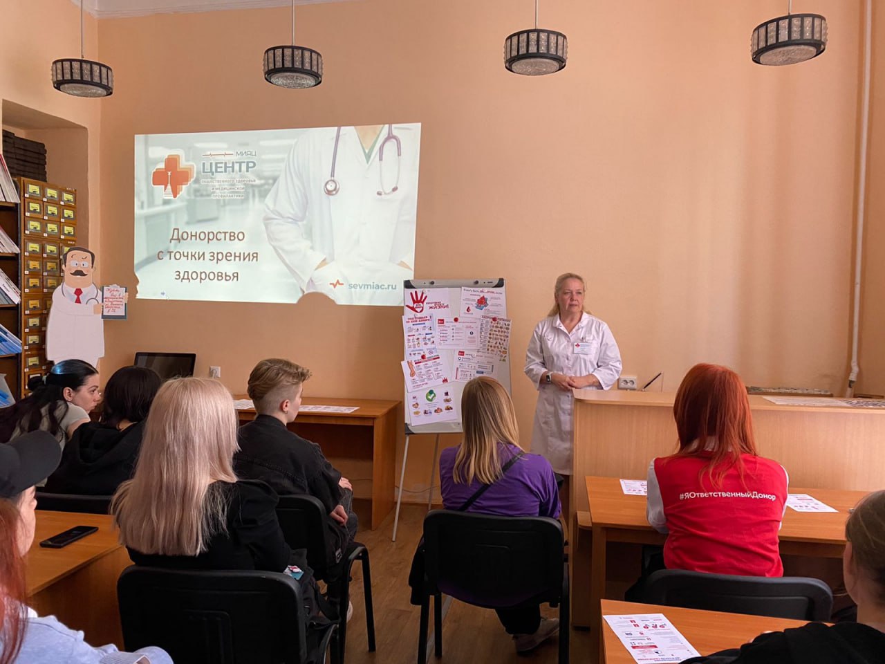 Вклад в дело спасения человеческих жизней: студентам-медикам рассказали о донорстве крови и ее компонентов