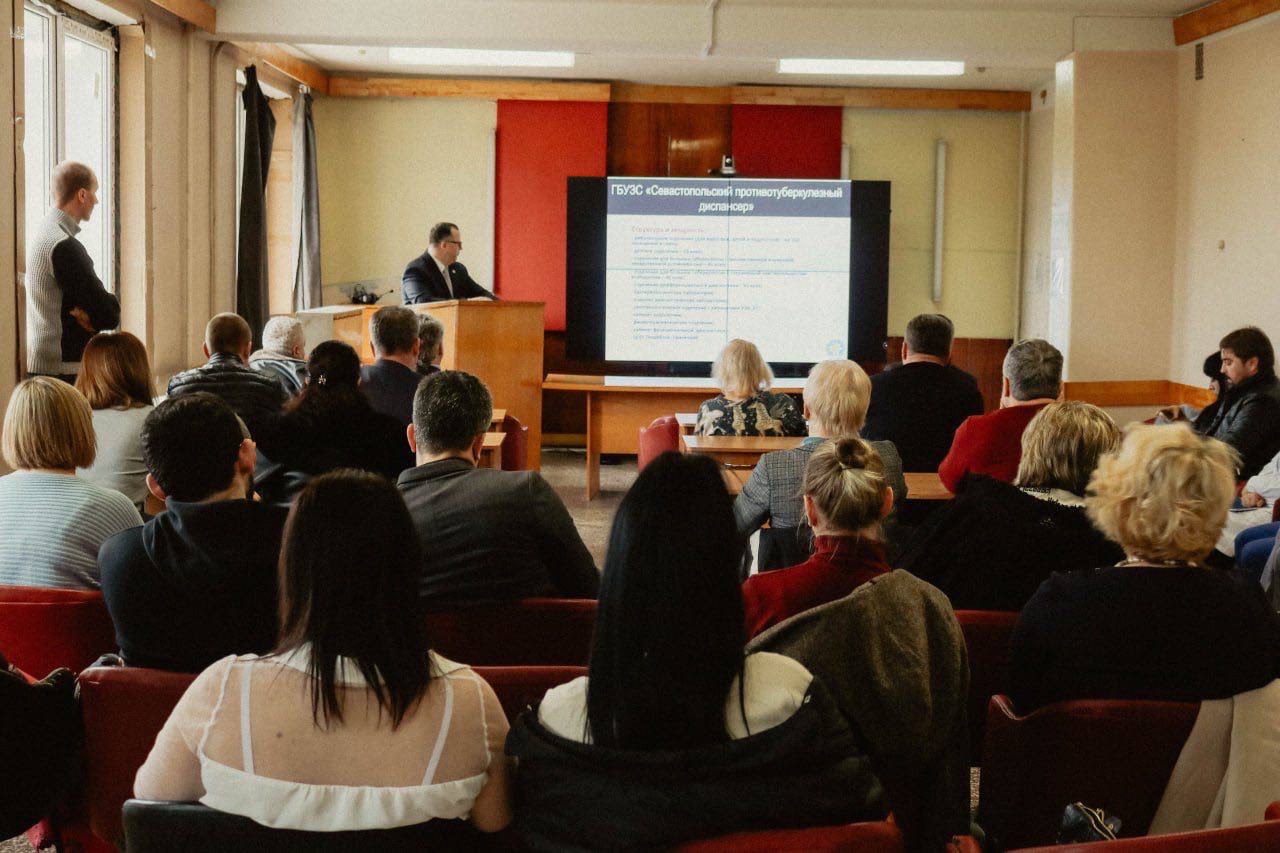 Виталий Денисов провел выездное совещание в Севастопольском городском противотуберкулезном диспансере