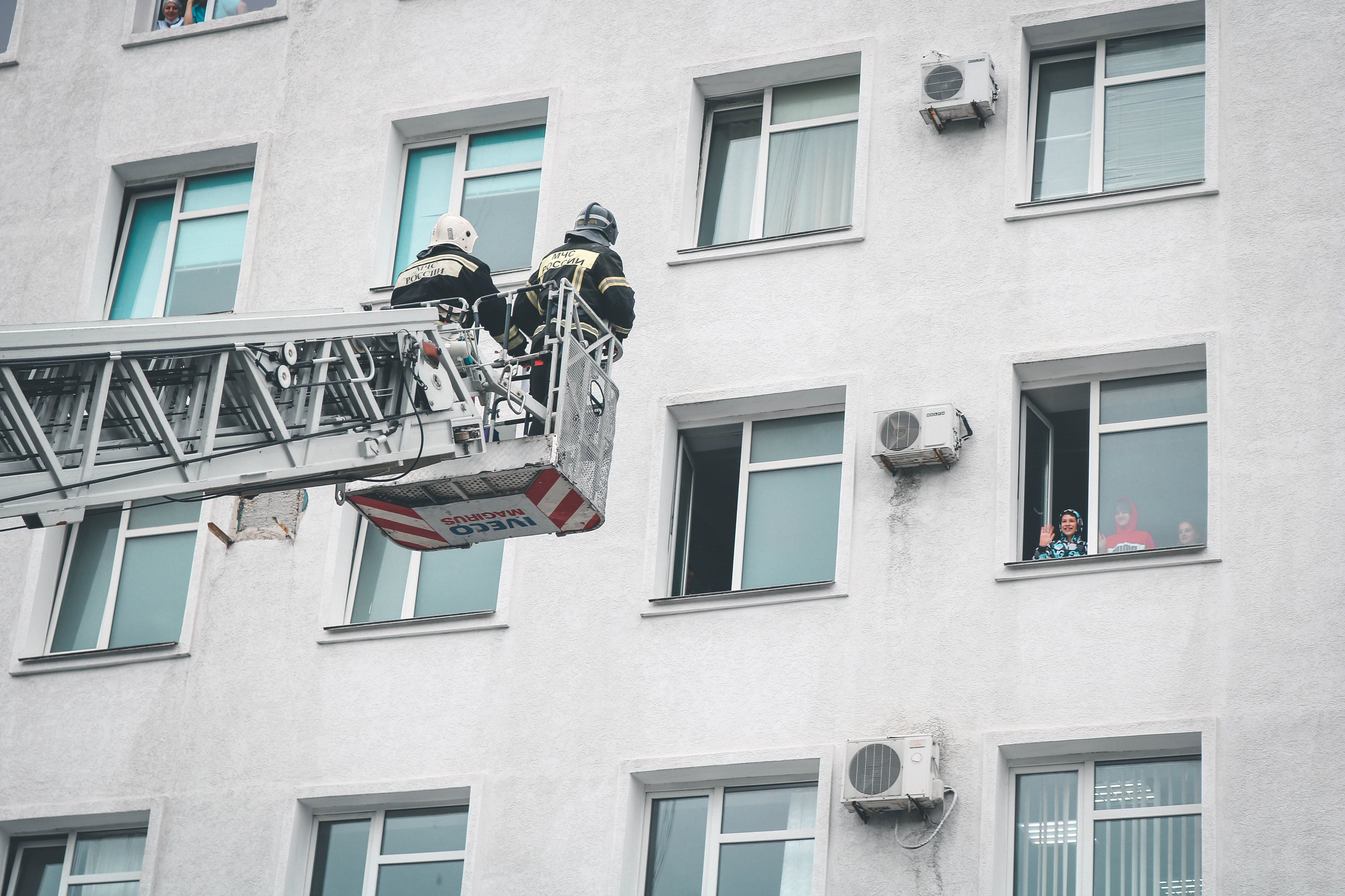Юных пациентов Городской больницы № 5 в преддверии Всемирного дня защиты детей приехали поздравить сотрудники МЧС