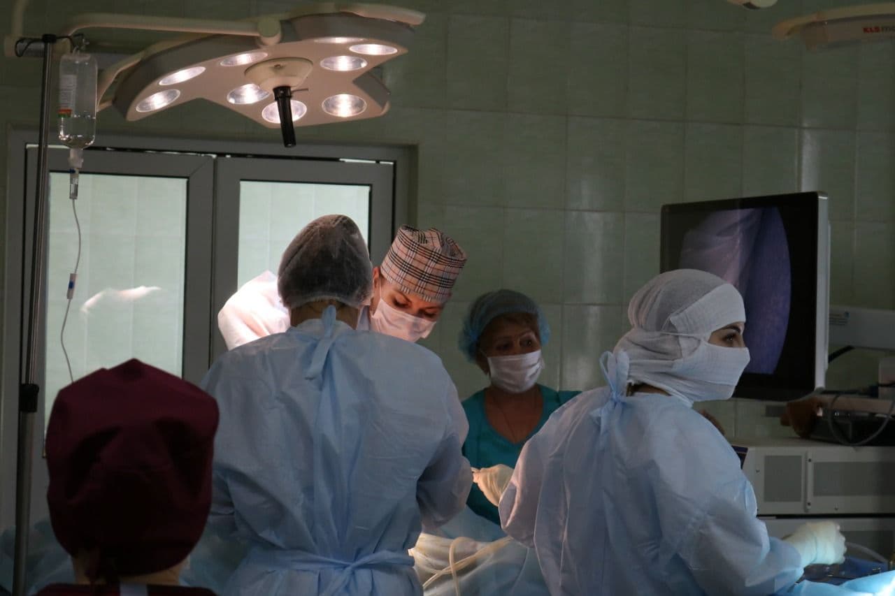 Врачи горбольницы №1 проводят операции на новейшем оборудовании.