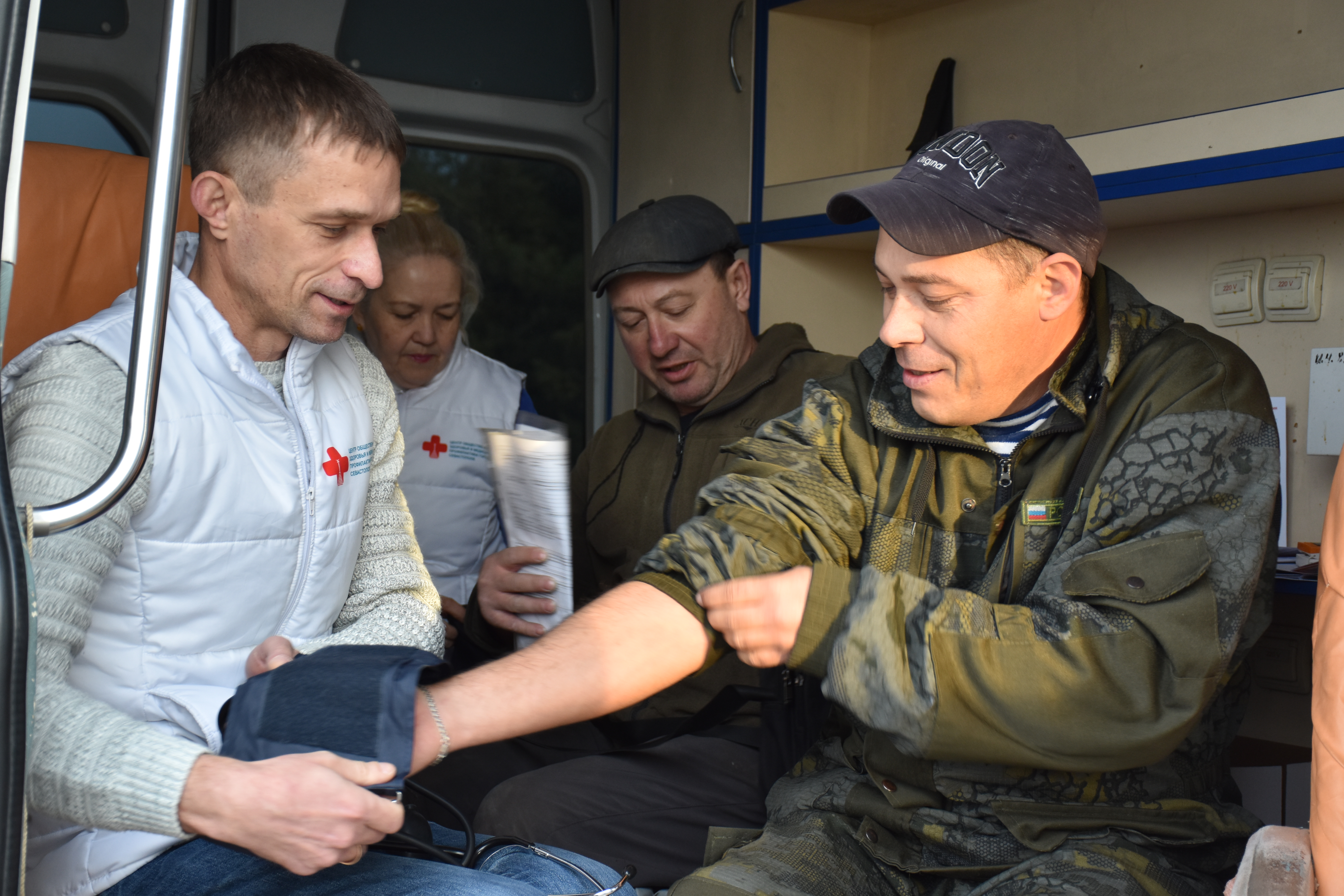 Здоровый водитель – безопасные дороги: севастопольские медики провели акцию совместно с УМВД России