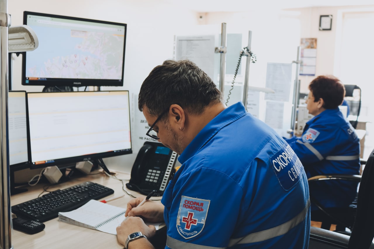 Люди, заточенные на спасение. Профессиональный праздник отмечают работники скорой медицинской помощи. 