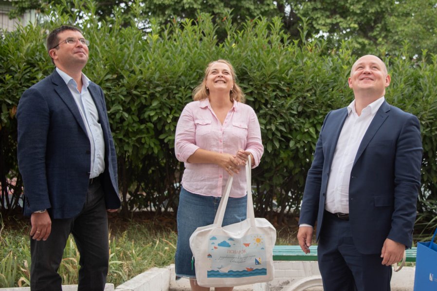 Михаил Развожаев вручил первый подарок для новорожденных Севастопольской семье