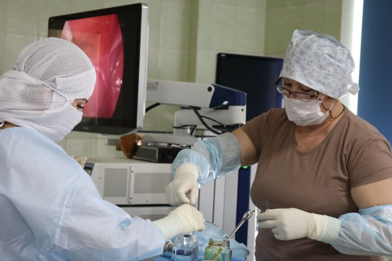 Врачи горбольницы №1 проводят операции на новейшем оборудовании.