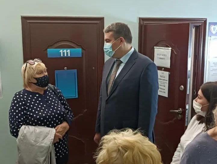 Виталий Денисов провёл административный обход пунктов вакцинации 