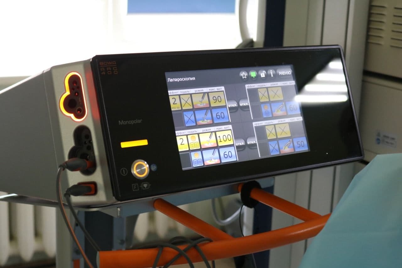 Врачи горбольницы №1 проводят операции на новейшем оборудовании.