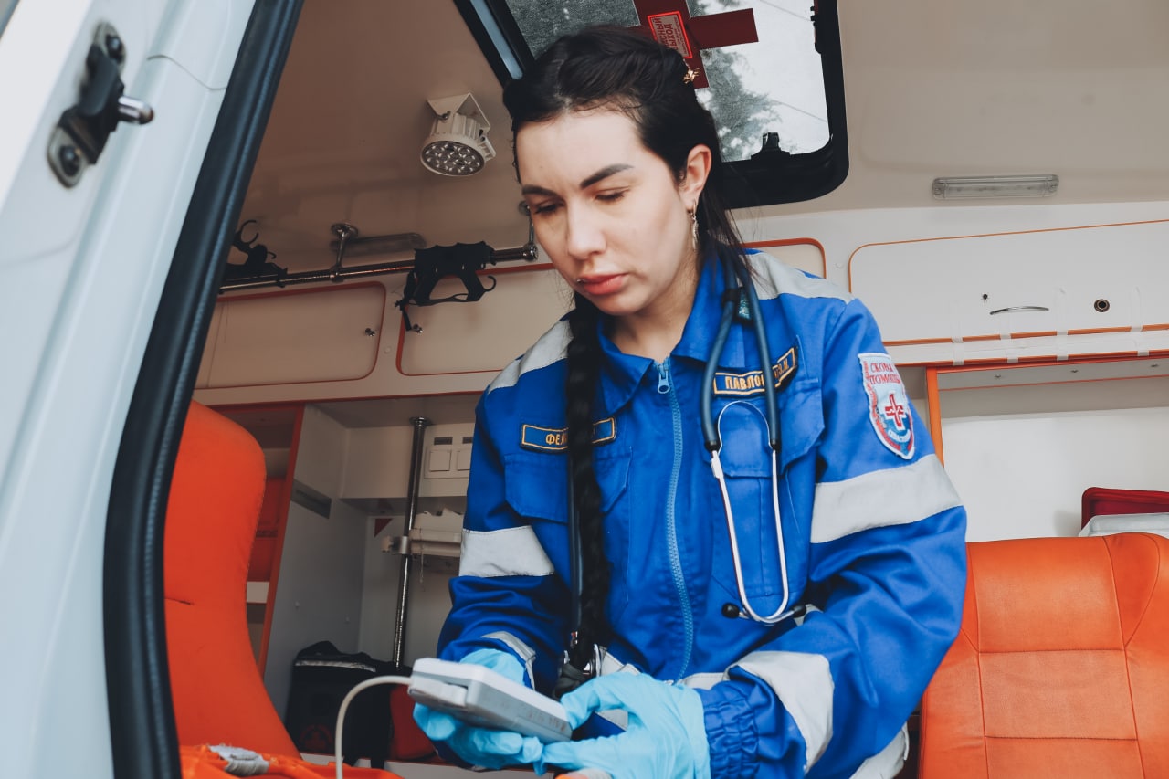 Люди, заточенные на спасение. Профессиональный праздник отмечают работники скорой медицинской помощи. 