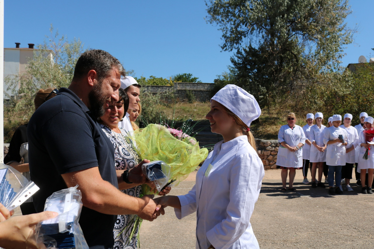В севастопольском медицинском колледже имени Жени Дерюгиной состоялось посвящение в студенты