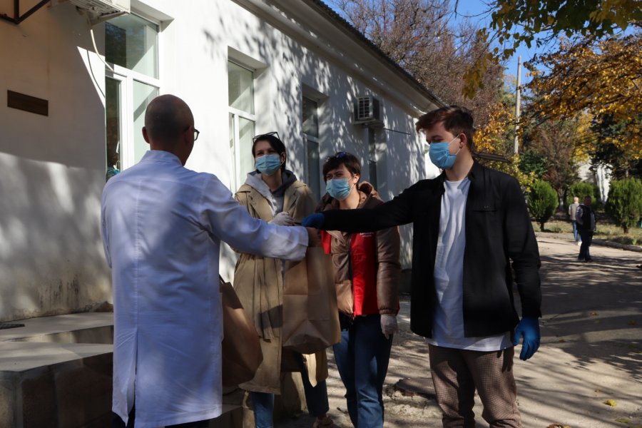 Севастополь первым присоединился ко Всероссийской акции «Маленькие радости для врачей»