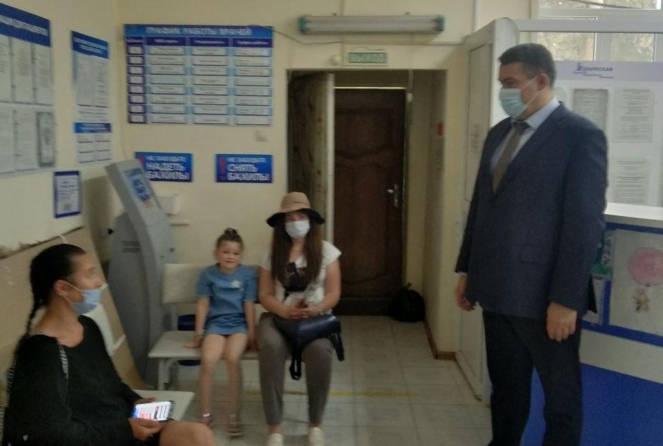 В День защиты детей директор Департамента здравоохранения Виталий Денисов провёл административный обход в детских поликлиниках