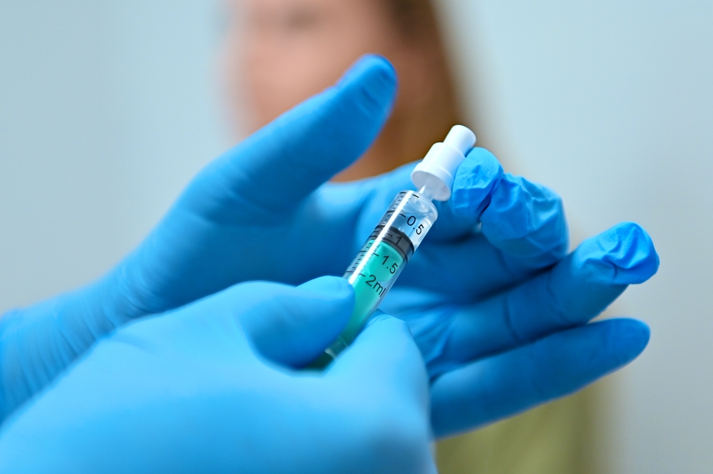 «Прямо в нос»: севастопольцы могут привиться от COVID-19 назальным способом