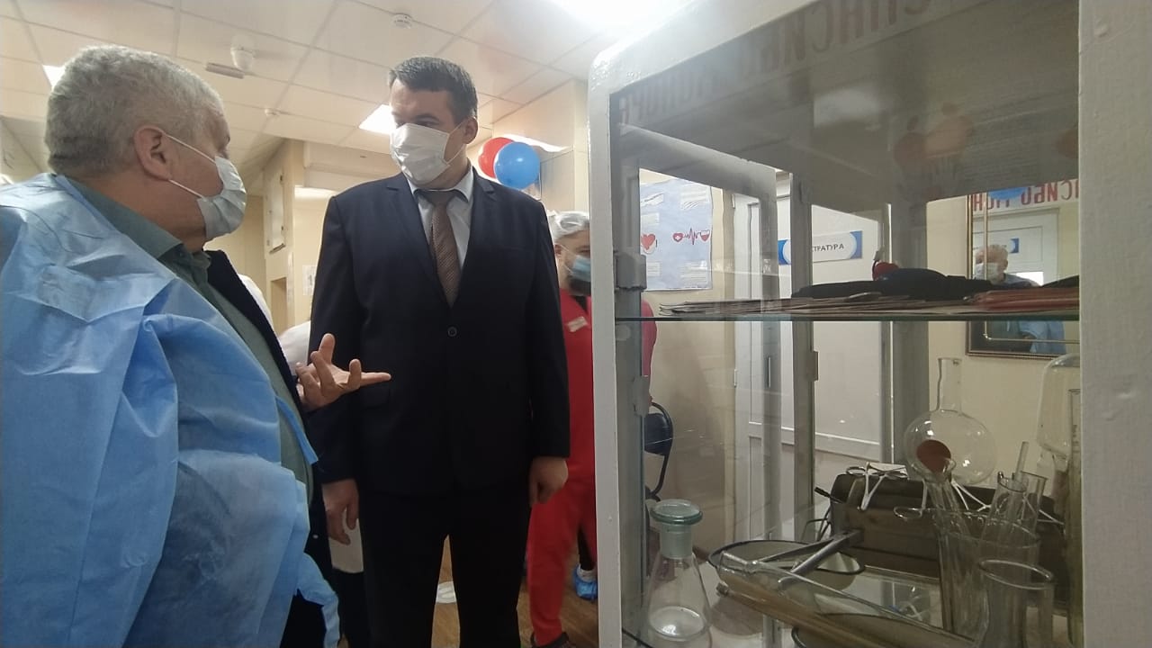 Виталий Денисов провёл административный обход в севастопольском центре крови