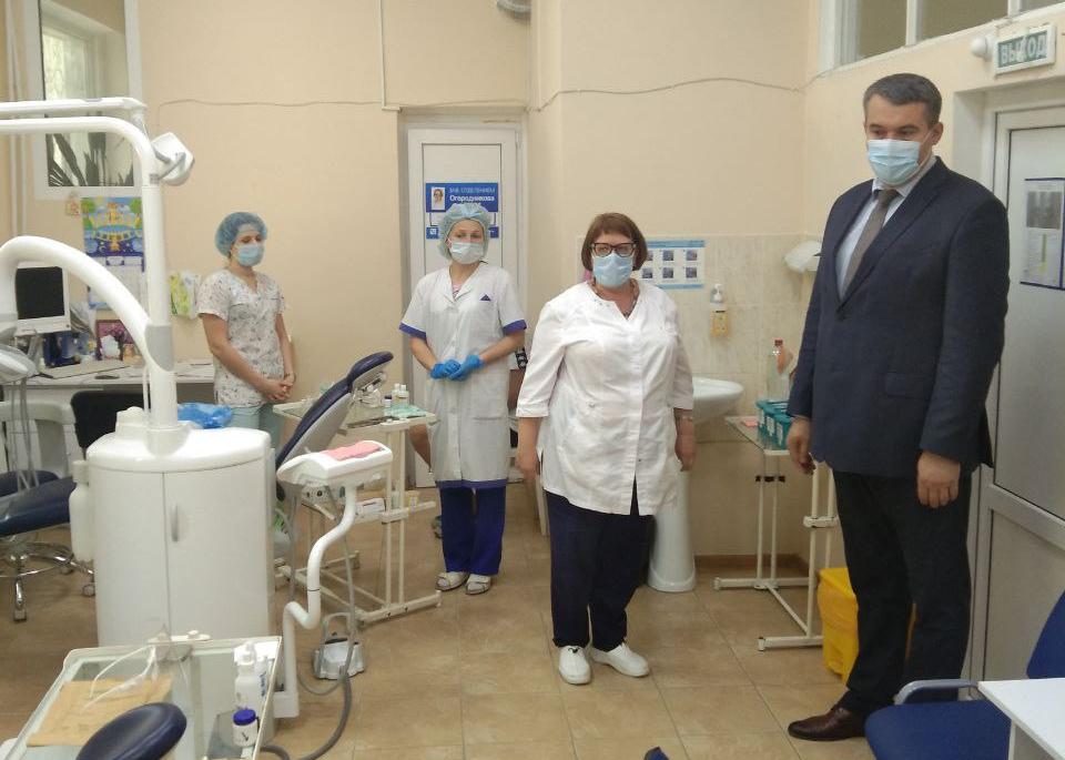 В День защиты детей директор Департамента здравоохранения Виталий Денисов провёл административный обход в детских поликлиниках