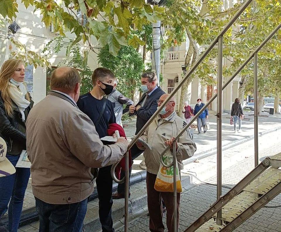 Виталий Денисов провёл административный обход пунктов вакцинации 