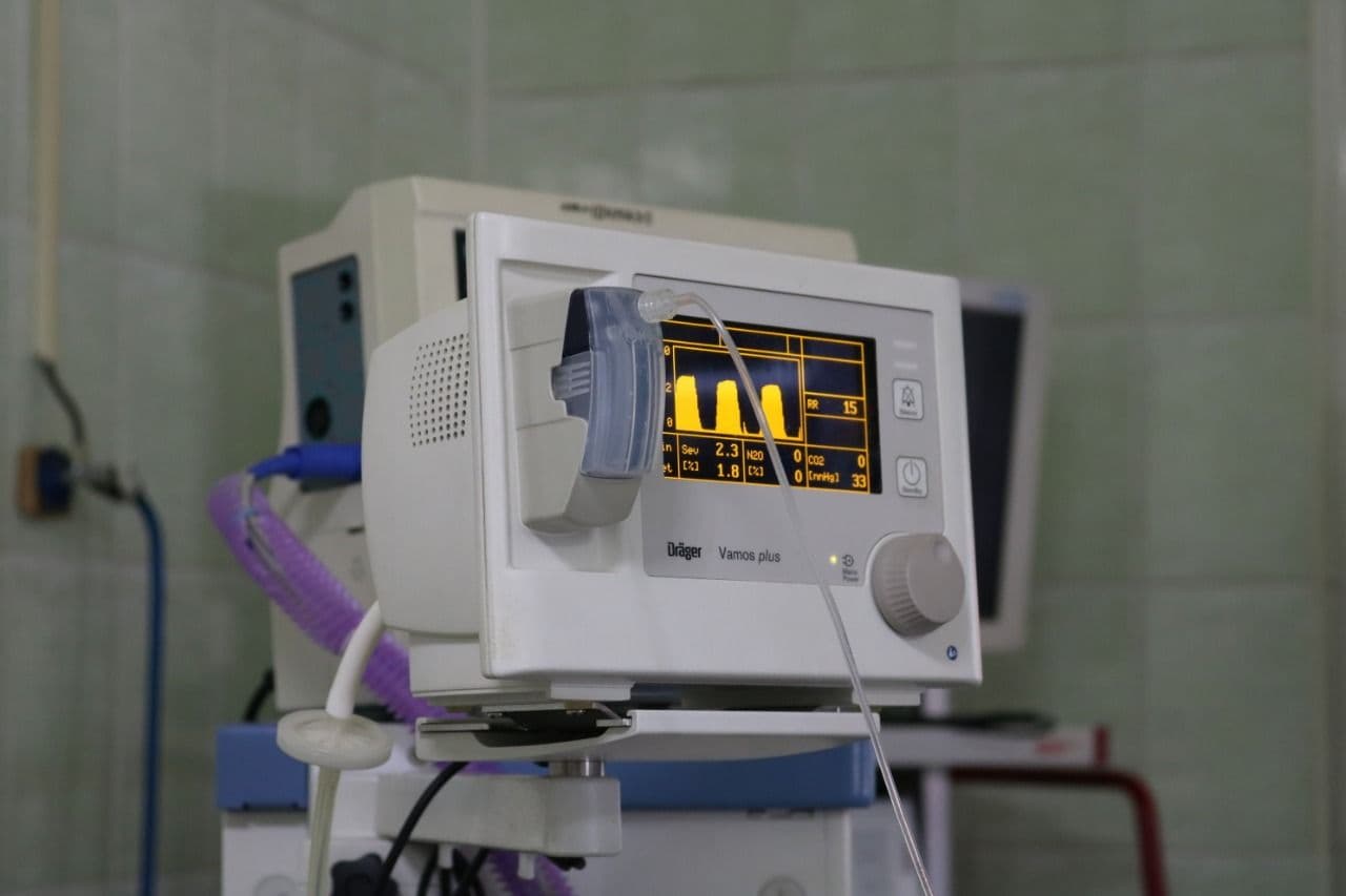 Врачи горбольницы №1 проводят операции на новейшем оборудовании.