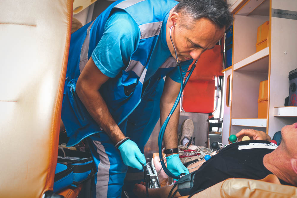 Люди особой закалки: специалисты скорой помощи отмечают профессиональный праздник