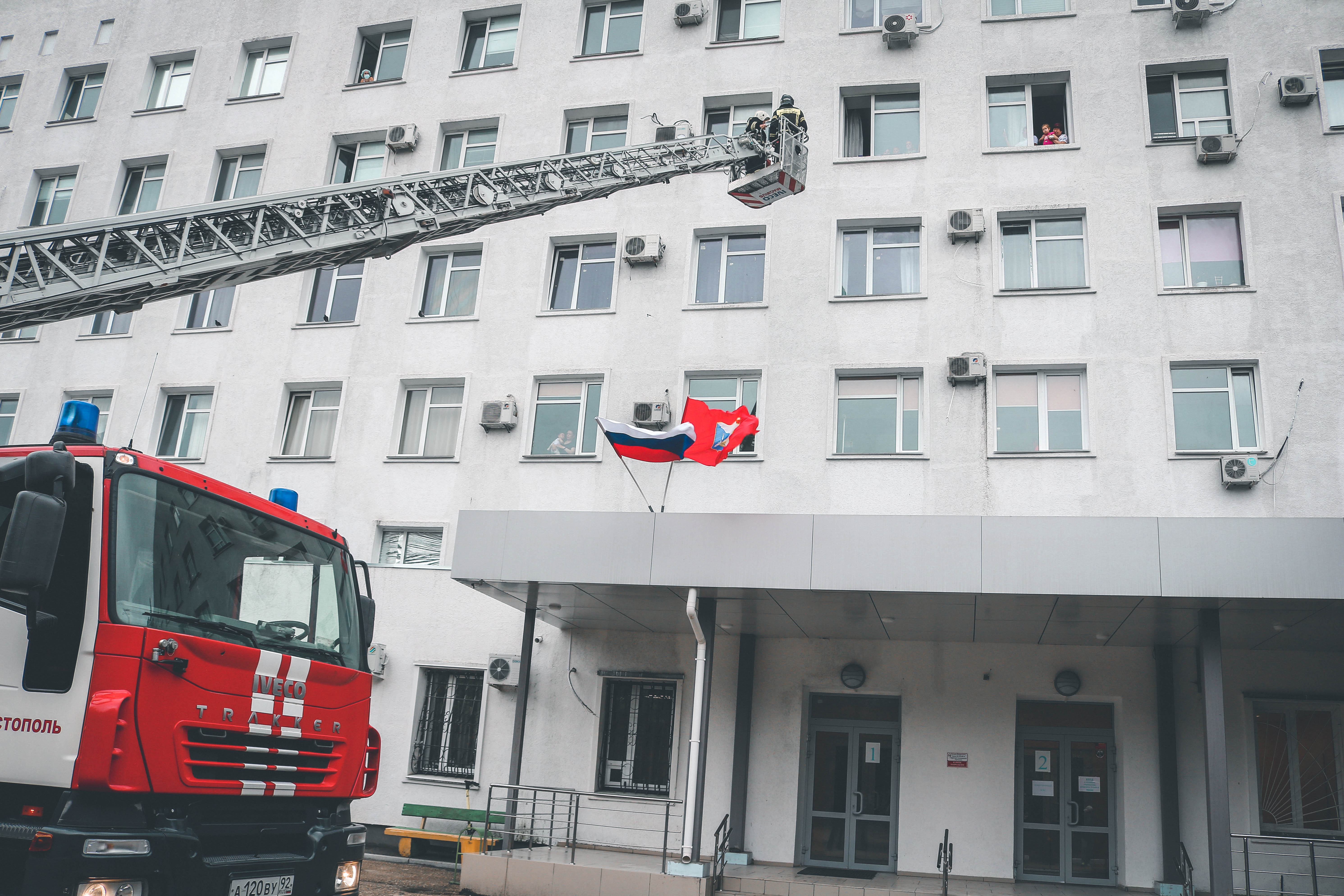 Юных пациентов Городской больницы № 5 в преддверии Всемирного дня защиты детей приехали поздравить сотрудники МЧС