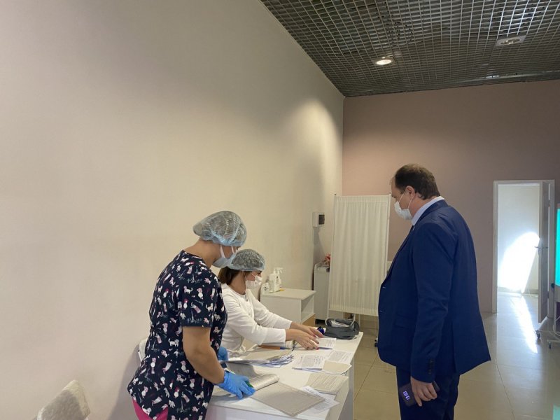 Заместитель губернатора Александр Кулагин проверил работу пунктов вакцинации