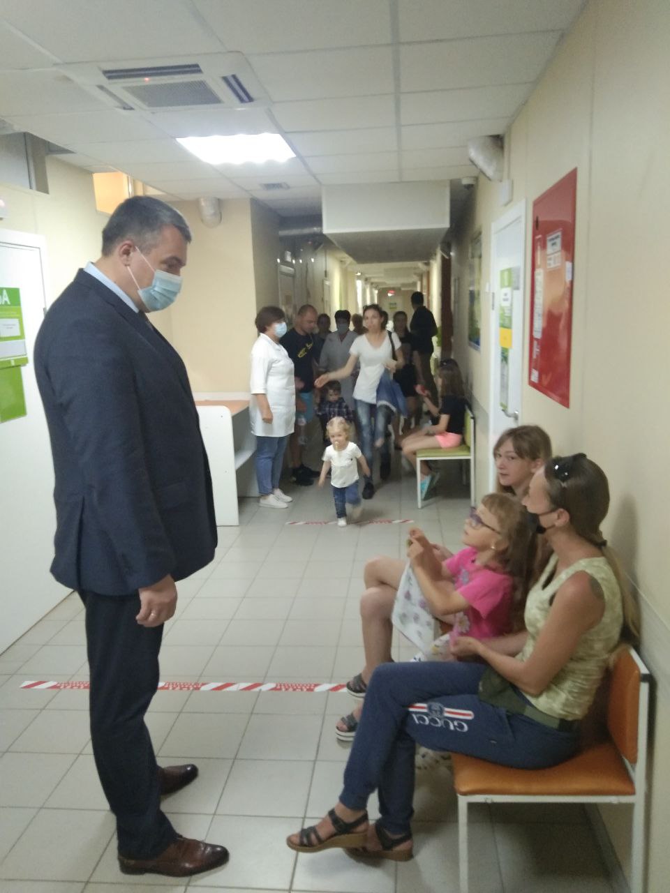 В День защиты детей директор Департамента здравоохранения Виталий Денисов провёл административный обход в детских поликлиниках