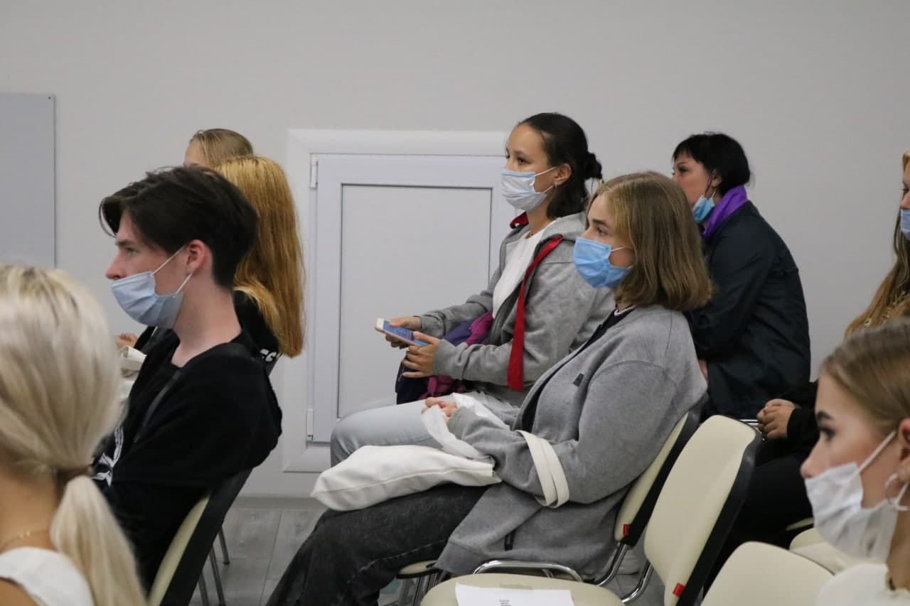 Виталий Денисов и представители молодёжного совета встретились со студентами севастопольского медицинского колледжа