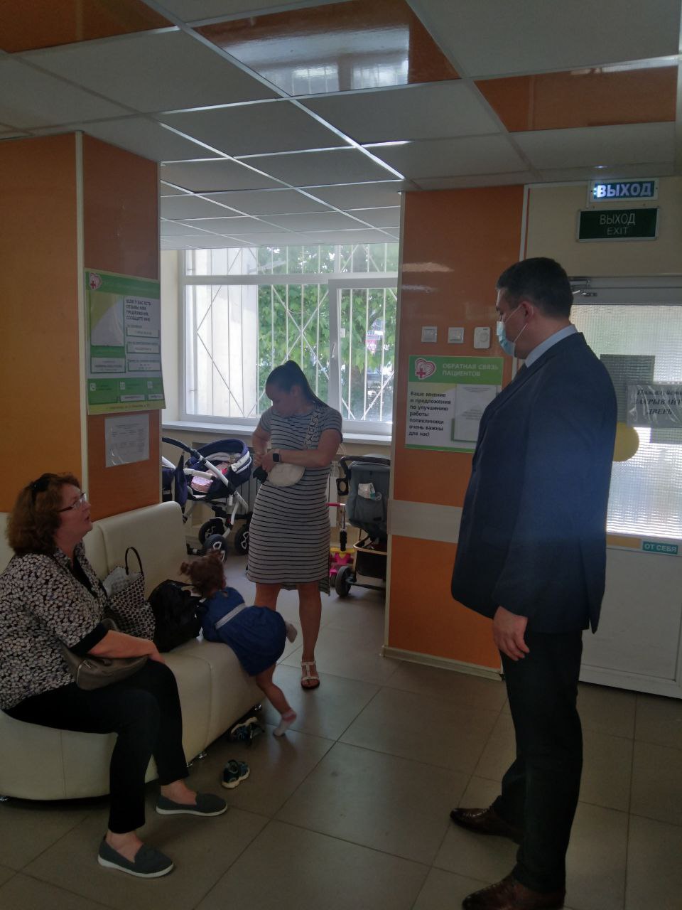 В День защиты детей директор Департамента здравоохранения Виталий Денисов провёл административный обход в детских поликлиниках