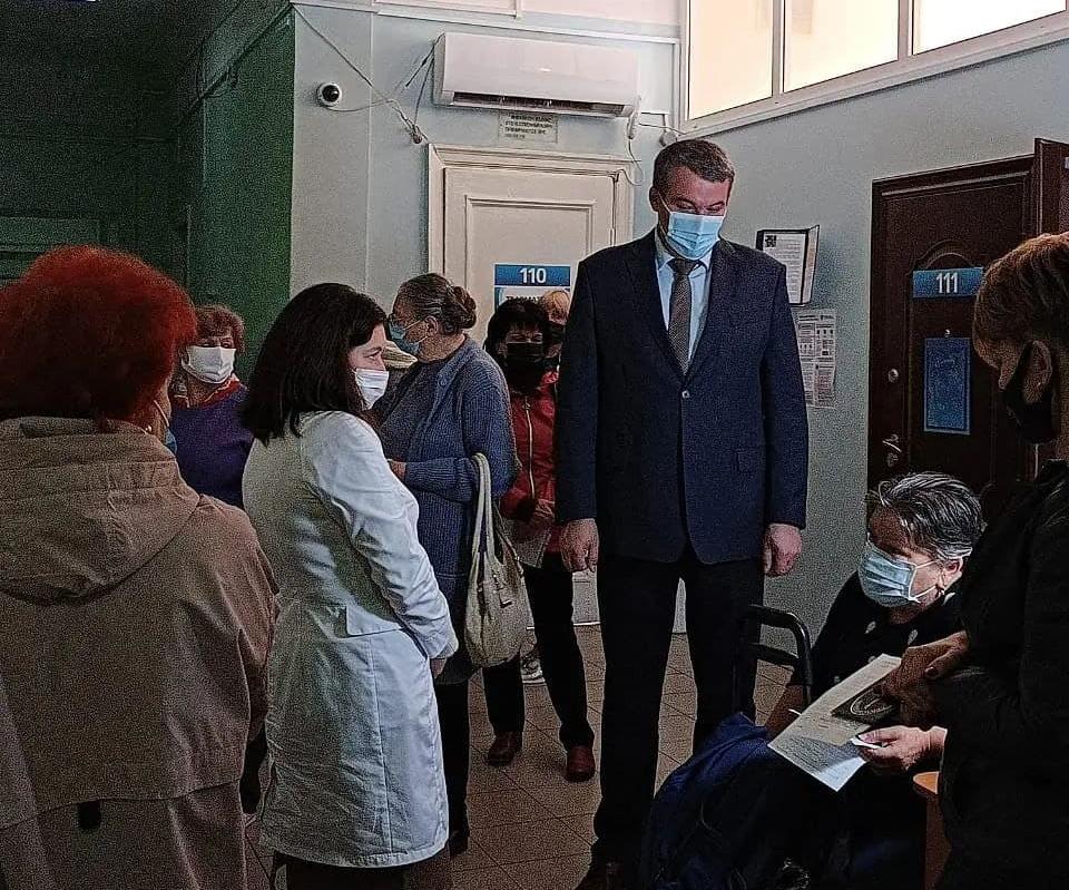 Виталий Денисов провёл административный обход пунктов вакцинации 