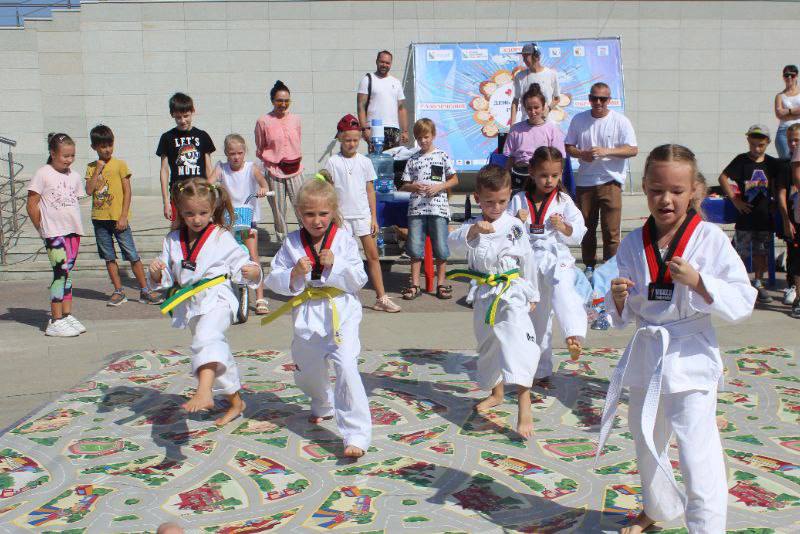 Солнце, музыка, танцы, веселье – проект «Здоровый двор – здоровый город» продолжается