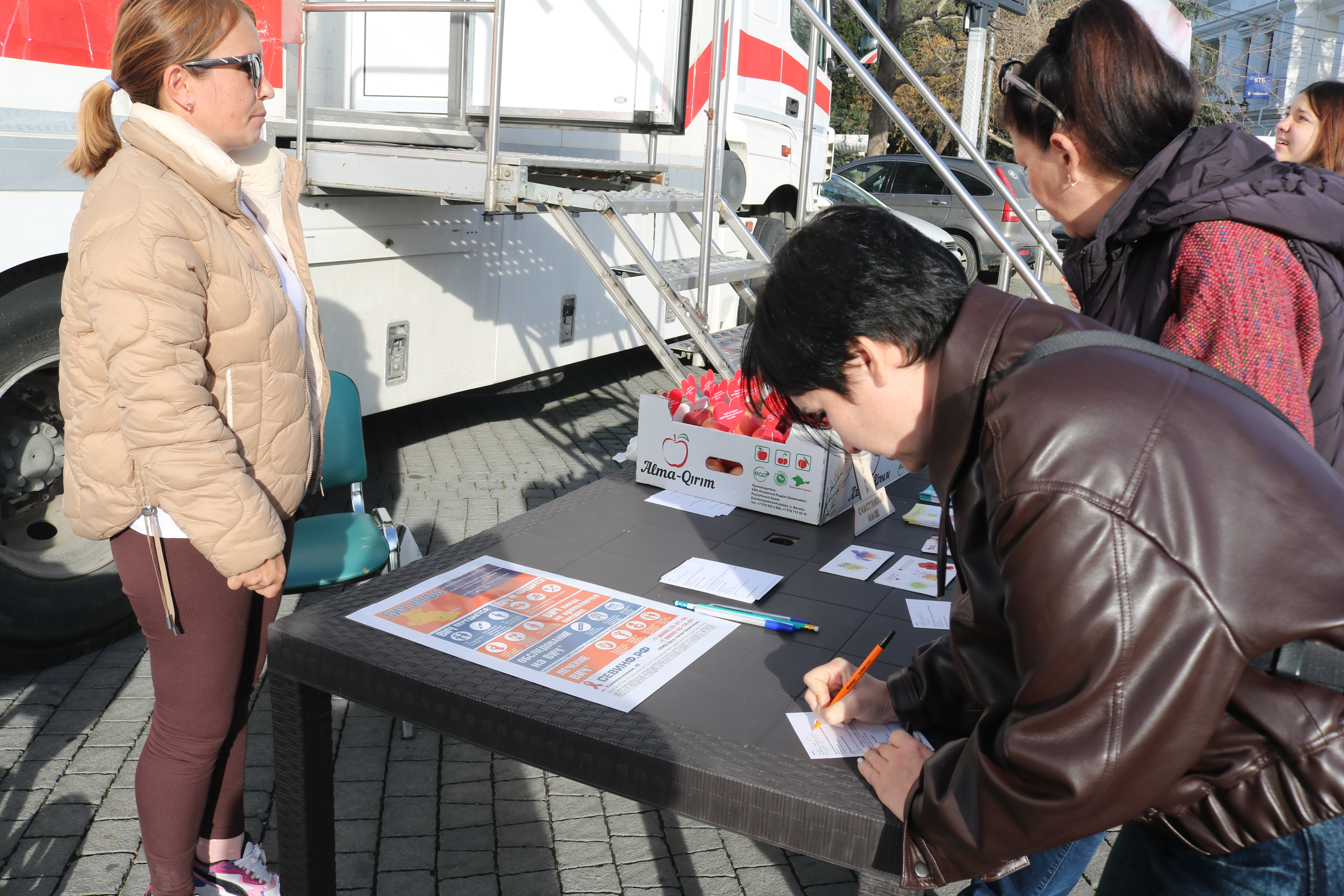 Проверить свой статус и жить без страха: почему ВИЧ сегодня — это не приговор