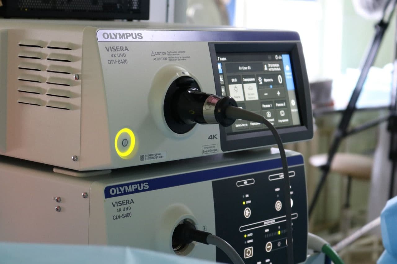 Врачи горбольницы №1 проводят операции на новейшем оборудовании.