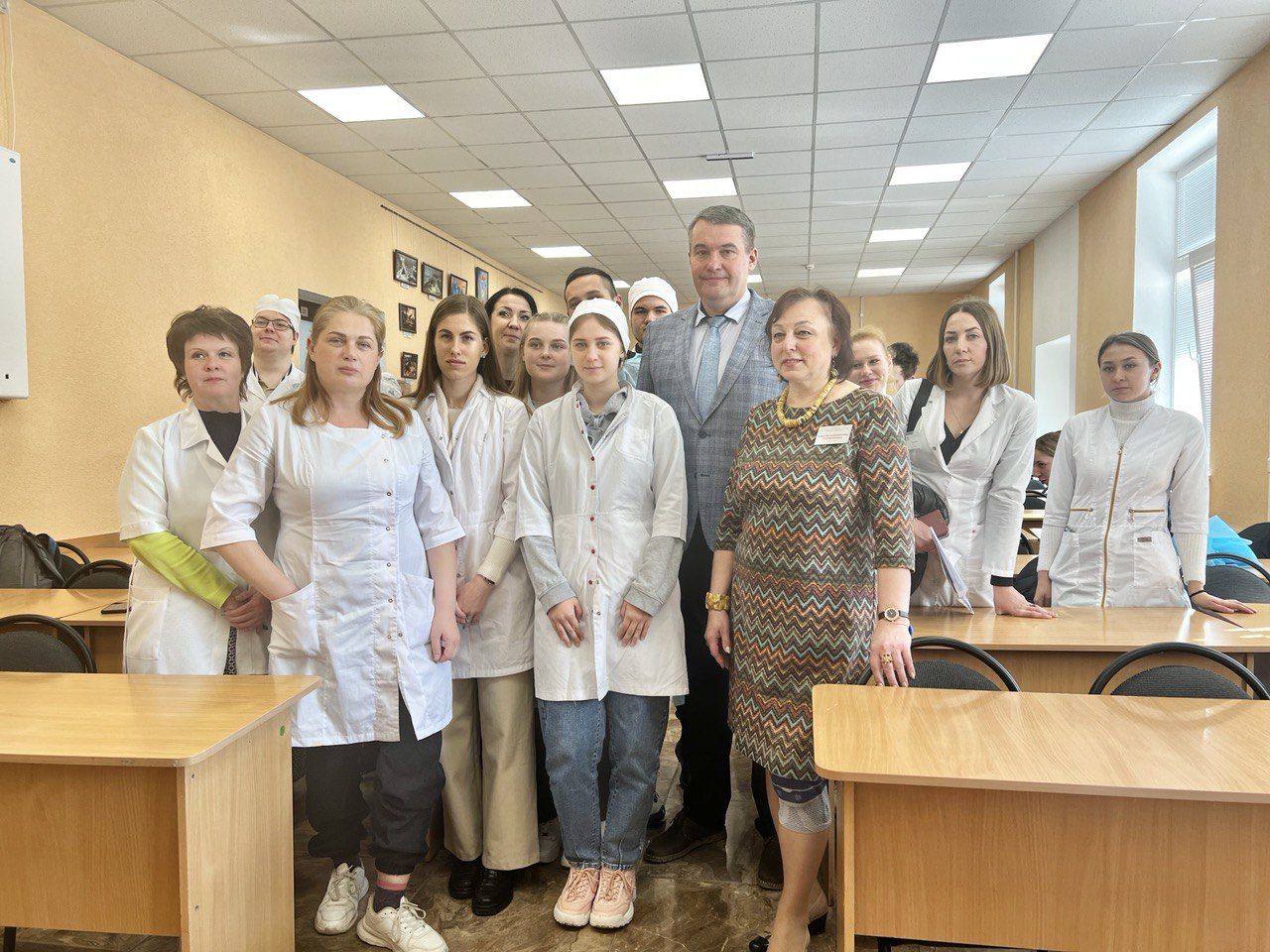 Виталий Денисов встретился с выпускниками медицинского колледжа им. Жени Дерюгиной