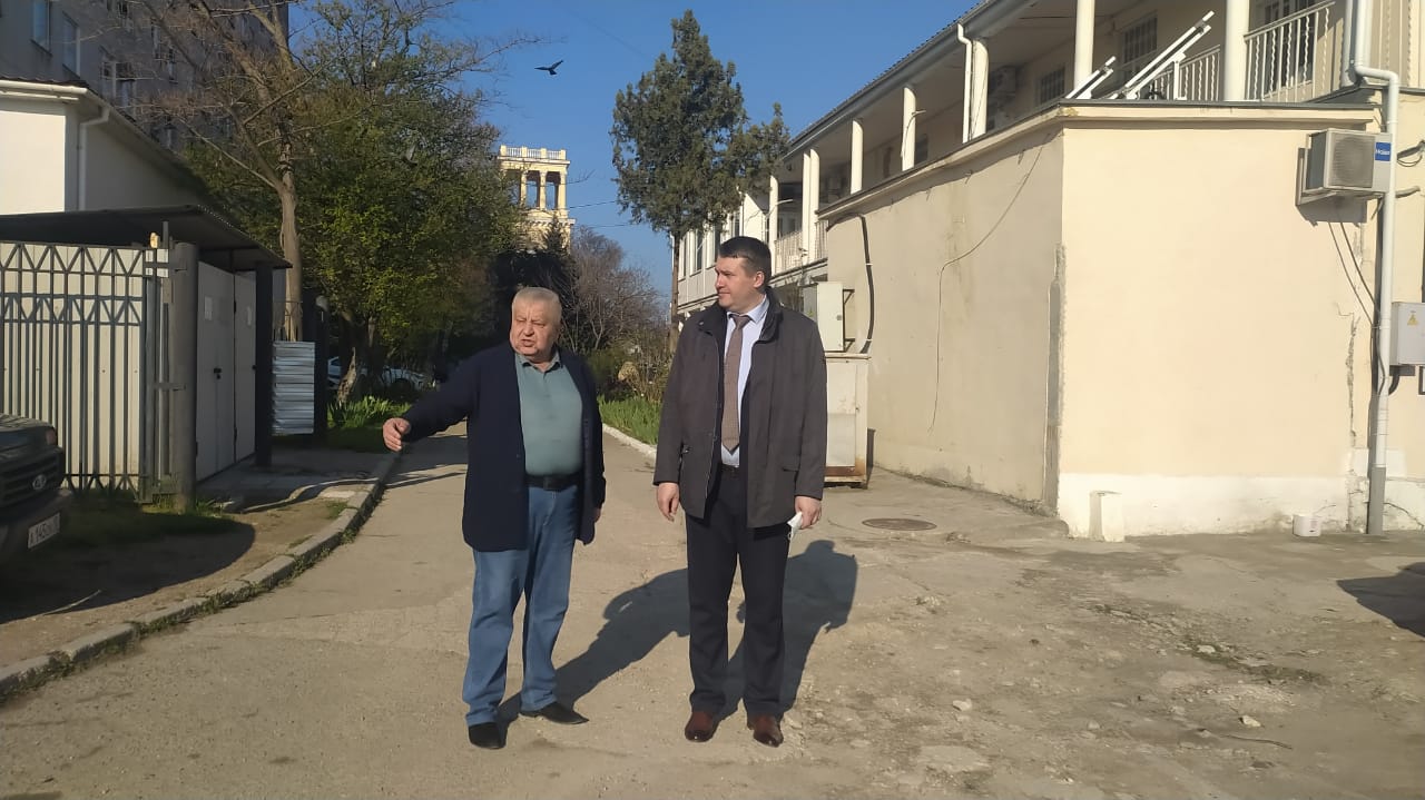 Виталий Денисов провёл административный обход в севастопольском центре крови