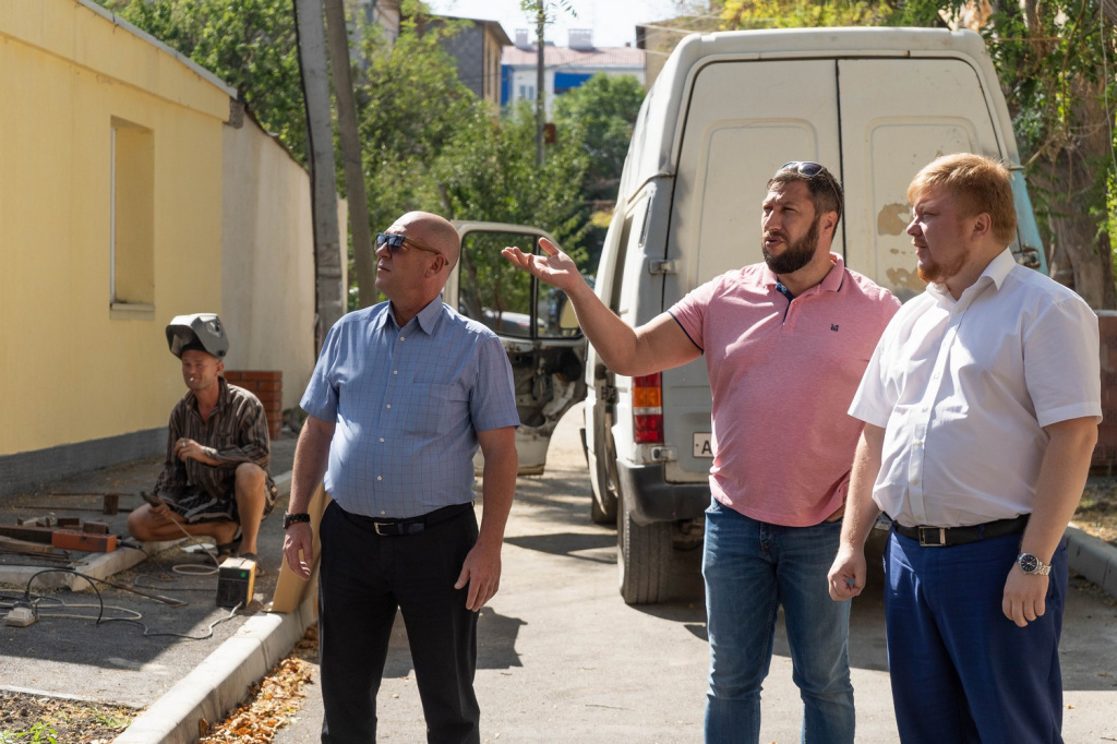 Иван Кусов и Владислав Нусинов контролируют ход ремонта поликлиники на Супруна