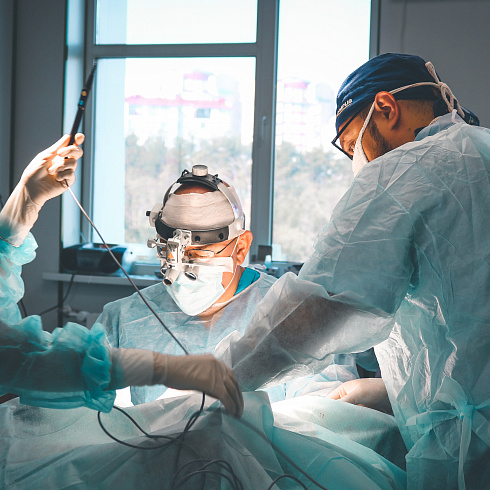 Сложные операции и обмен опытом: шестой год подряд в Севастополь приезжает ведущий хирург Москвы Олег Шмыров