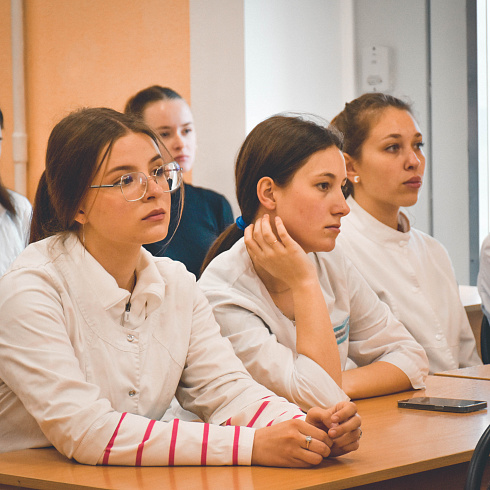 Виталий Денисов встретился с выпускниками медицинского колледжа им. Жени Дерюгиной