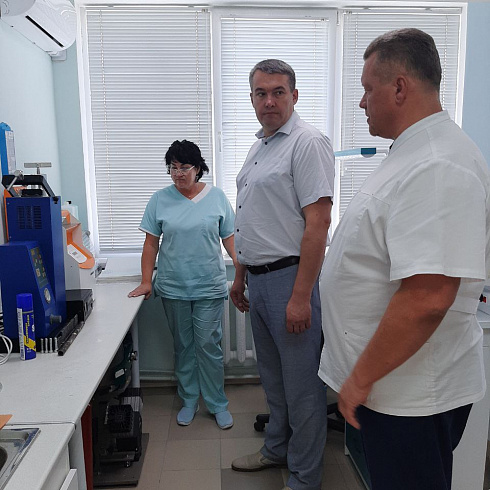 Виталий Денисов провёл административный обход в стоматологической поликлинике № 1