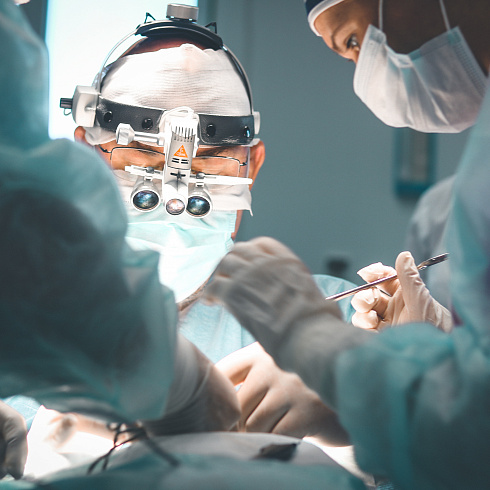 Сложные операции и обмен опытом: шестой год подряд в Севастополь приезжает ведущий хирург Москвы Олег Шмыров